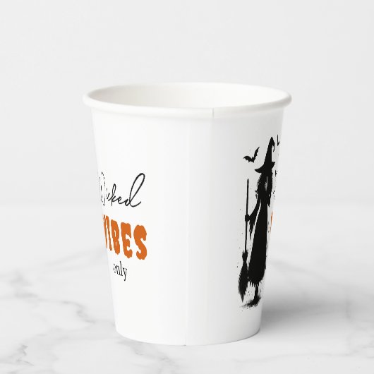 Black Hexe Silhouette - "Nur Wicked Vibes" - Pappbecher (Rechts)