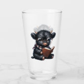 Black Highland Cow Reading A Book Glas (Rückseite)