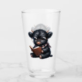 Black Highland Cow Reading A Book Glas (Vorderseite)