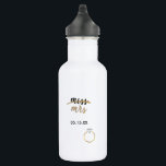 Black & Imitats Gold Foil Miss Mrs. Date Water Fla Edelstahlflasche<br><div class="desc">Ist das nicht niedlich! Super trendige Schwarz, Weiß und Imitat Goldfolienflasche mit "miss" und "mrs" in einem niedlichen handgearbeiteten Script-Schriftart, mit "miss" durch ein Imitat mit Goldfolie umrahmt, und Imitate Gold-Folie Diamantring in der unteren rechten Ecke. In dazwischen ist ein Textfeld für Sie anpassen: denken Sie an Ihr Hochzeitstermin, Ihren...</div>