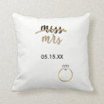 Black & Imitats Gold Foil Miss Mrs. Name Datum Pil Kissen<br><div class="desc">Ist das nicht niedlich! Super trendige Schwarz, Weiß und Imitat Goldfolie umkehrbar Kissen mit 'miss' und 'mrs' in einem niedlichen handgearbeiteten Skript-Schriftart, mit 'miss' durch ein Imitat Goldfolie schwebt, und Imitate Gold-Folie Diamantring in der unteren rechten Ecke. In dazwischen ist ein Textfeld für Sie anpassen: denken Sie an Ihr Hochzeitstermin,...</div>