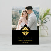 Black Initials Golden Chic Lace Romantische Hochze Folieneinladung (Stehend vorne)