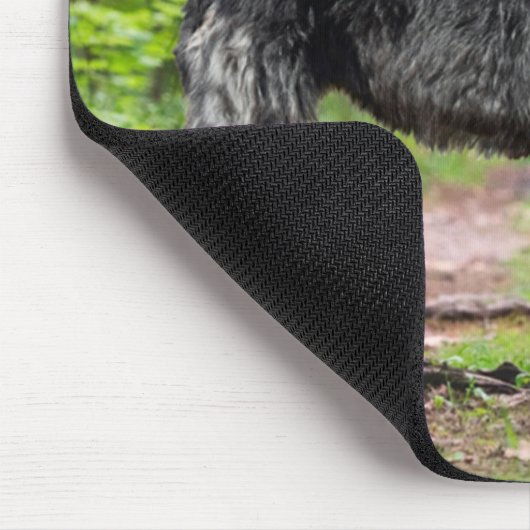 Black Irish Wolfhound Posing in einem Wald Mousepad (Ecke)