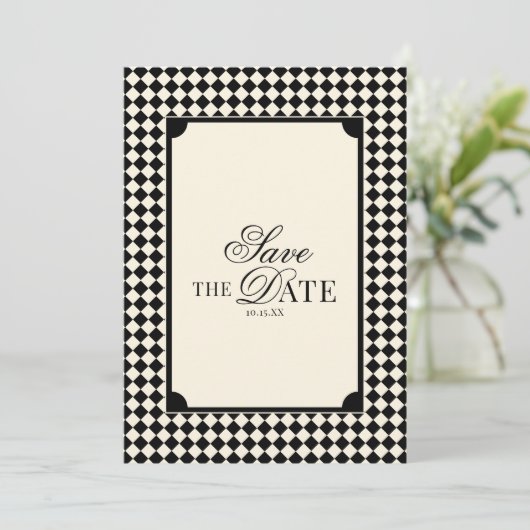 Black & Ivory Checkered Old Money QR Code Wedding Save The Date (Stehend Vorderseite)