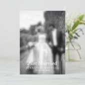 Black Just Married Geometric Simple Wedding Foto Einladung (Stehend Vorderseite)