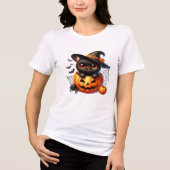 Black Kitten in einem Halloween-Kürbis Tri-Blend Shirt (Vorderseite)