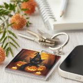 Black Kitten in Hexenhut Amid Halloween Pumpkins Schlüsselanhänger (Vorderseite rechts)