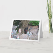 Black Kitten über Rockery Karte (Vorderseite)