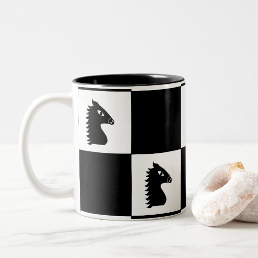 Black Knight Schach Game Zweifarbige Tasse (Mit Donut)