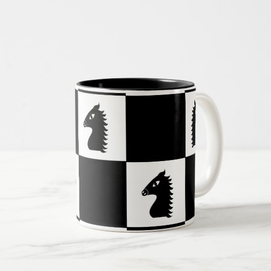 Black Knight Schach Game Zweifarbige Tasse (VorderseiteRechts)