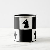 Black Knight Schach Game Zweifarbige Tasse (Mittel)