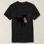 Black Lab Hund Holding 4. Juli Patriotic USA Flag T-Shirt (Design vorne)
