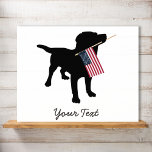 Black Lab Hund mit amerikanischer Flagge, 4. Juli Poster<br><div class="desc">Eine schwarze Labrador Retriever Silhouette hat eine US-amerikanische Flagge in ihrem Mund bereit für den 4. Juli oder andere patriotische Feier. Fügen Sie Ihren eigenen Text - "Glücklich 4. Juli" oder den Namen Ihres Hundes oder löschen. Das ist ein niedliches, festliches Design für eine Wiedersehen im 4. Juli Party oder...</div>