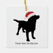 Black Lab Hund mit Weihnachtshut Keramikornament (Vorderseite)