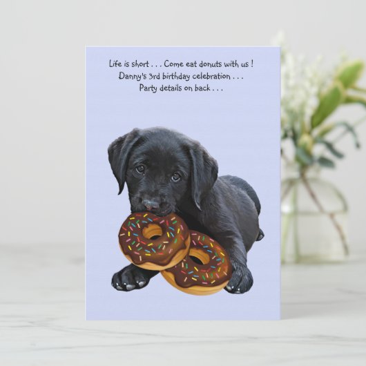 Black Lab Hund und Donuts Einladung (Stehend Vorderseite)