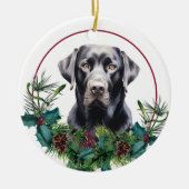 Black Lab Retriever Evergreen Berry Wreath Keramik Ornament (Vorne)