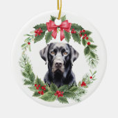 Black Lab Retriever Red Bow Holly Wreath Keramik Ornament (Vorne)