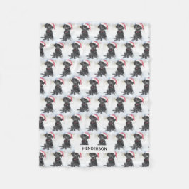 Black Lab-Welpe in Weihnachtsmannmütze oder benutz Fleecedecke