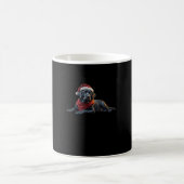Black Labrador at Christmas in Santa Hat and Scarf Kaffeetasse (Mittel)