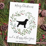 Black Labrador Elegant Dog Frohe Weihnachten<br><div class="desc">Schick Weihnachten Grüße in dieser Weihnachtssaison mit diesem eleganten, schwarzen Weihnachtslabrador in einer Kranz-Design-Karte und der passenden Dekoration . Ein wunderbares Geschenk für alle Labrador Liebhaber. Personalisieren mit Familiennamen . Diese schwarze Labrador Weihnachtskarte wird unter den Arbeitssuchenden zum Favoriten. Besuchen Sie unsere Kollektion für passende schwarze Labyrinthe-Weihnachtskarten, Wohngestaltung und Geschenke....</div>