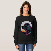 Black Labrador in a Dreamy 80s Retrowave Aesthetic Sweatshirt (Vorne ganz)