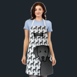 Black Labrador Retriever Cartoon Dog & Name Schürze<br><div class="desc">Desteis originelle Cartoon-Illustration einer niedlichen schwarzen Fellfarbe Labrador Retriever Rasse Hund. Das Hundedesign wird als Muster auf dem Hintergrund der Schürze platziert und am unteren Rand ein größeres Kopfportrait. Die Oberseite hat eine Silhouette mit schwarzem Hund und einen personalisierbaren Textbereich für einen Namen.</div>