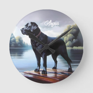 Black Labrador Retriever und Lake Runde Wanduhr