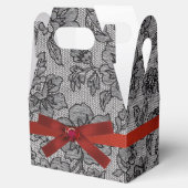 Black Lace 1 und Red Satin Geschenkschachtel (Geöffnet)