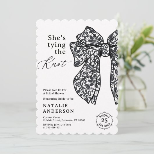 Black Lace Bow Sie bindet das Brautparty des Knote Einladung (Stehend Vorderseite)