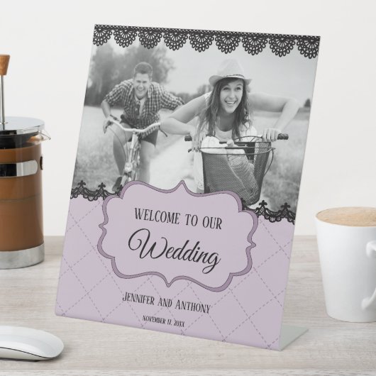 Black Lace on Soft Lavender Custom Wedding Sockelschild (In Situ)