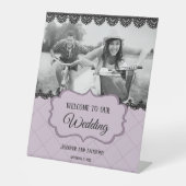 Black Lace on Soft Lavender Custom Wedding Sockelschild (Vorderseite)