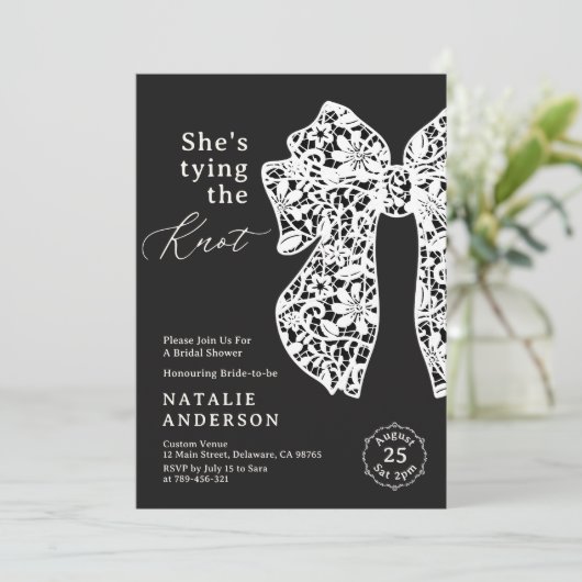 Black Lace Sie bindet das Brautparty des Knotens Einladung (Stehend Vorderseite)