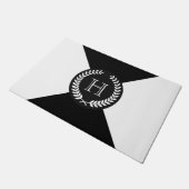 Black Laurel Wreath Monogram Fußmatte (Schrägansicht)