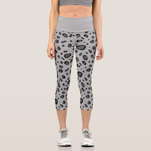 Black Leopard Pattern On Grey Capri Leggings (Vorderseite)