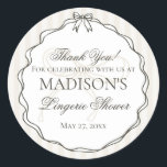 Black Lingerie Dusche Junggeselinnen-Abschied Gefa Runder Aufkleber<br><div class="desc">Ach la! Classic trifft Couture mit diesem schwarzen Spitzen- und Beige-Dessous-Thema. Diese zeitlose Farbpalette verleiht Ihrer Feierabend eine Touch von Luxus und Anziehungskraft. Ideal für einen unvergesslichen Junggeselinnen-Abschied oder eine Dessous-Dusche. Apples Lass mir zu helfen, Ihr nächstes Party zu planen! ・ Wenn Sie eine koordinierte Dekoration benötigen, Karo bitte meine...</div>