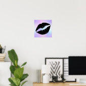 Black Lipstick Kiss auf Pastel Iridescent Foil Poster (Heimbüro)