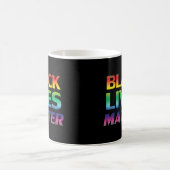 Black Lives Materie Regenbogentypografie schwarz Kaffeetasse (Mittel)