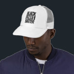 Black Lives Matt White Truckerkappe<br><div class="desc">Black Lives Matter White Trucker Hat mit Typografie Protestzeichen</div>