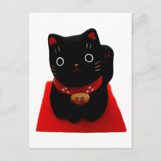 Black Maneki Neko auf einem roten Teppich Postkarte