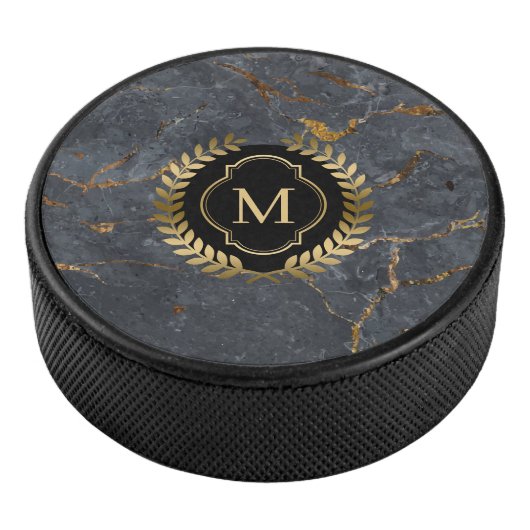 Black Marble Gold Badge Monogram Eishockey Puck (3/4)