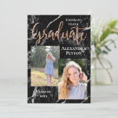 Black Marble Rose Gold Script Foto Abschluss Einladung (Stehend Vorderseite)