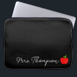 Black Minimal Individuelle Name Lehrer Red Apple G Laptopschutzhülle<br><div class="desc">Dies ist ein Schwarz-Minimal-Individuelle Name-Lehrer Red Apple Geschenk Laptop-Sieb!</div>