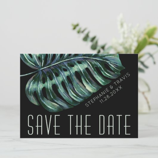 Black Mod Monstera Dark Moody Tropical Wedding Save The Date (Stehend Vorderseite)