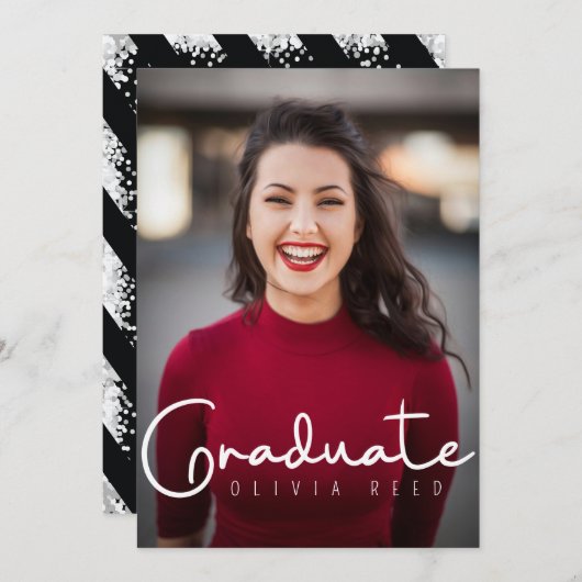 Black Modern Calligraphy Abschluss Einladung (Vorne/Hinten)