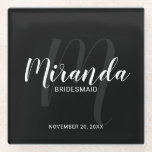 Black Modern Script Personalisiert Bridesmaiers Glasuntersetzer<br><div class="desc">Fügen Sie Ihrer Hochzeit eine persönliche Touch mit personalisierten Brautmädchen Geschenk Glas Untersetzer. Dieser Untersetzer zeichnet sich durch den personalisierten Namen der Brautjungfrau aus, der im modernen Schriftart-Stil und Monogramm im hellgrau-modernen Script-Schriftart-Stil gehalten ist. Der Hintergrund ist mit dem Titel und dem Hochzeitdatum in weißem, modernem Sans Serif-Schriftart auf schwarzem...</div>