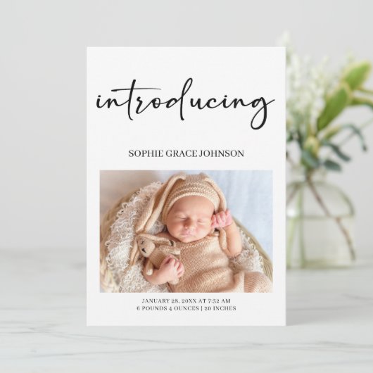 Black Modern Simple Script Baby Announcement Einladung (Stehend Vorderseite)
