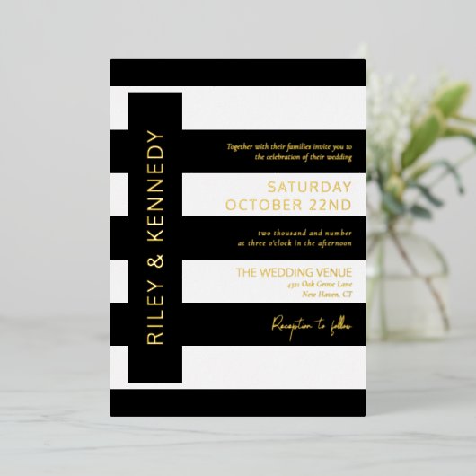 Black Modern Stripes Gold Foil Typografy Wedding Folieneinladung (Stehend vorne)