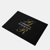 Black Monogram Gold White Name Minimalist Elegant  Fußmatte (Schrägansicht)