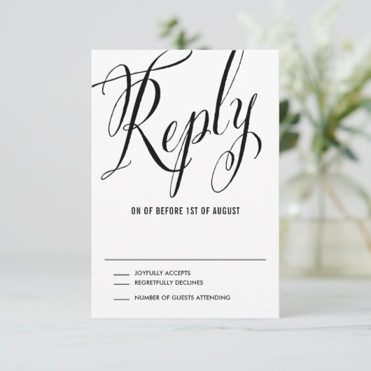 Black Mr. & Mrs. Elegant Script Wedding RSVP Karte (Stehend Vorderseite)