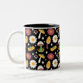 Black Mushroom, Rainbow and Daisises Pattern Zweifarbige Tasse (Links)